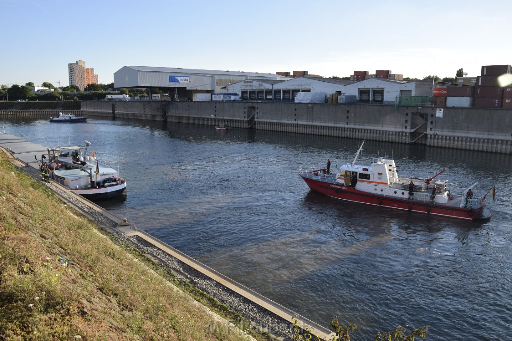 Havarie Wassereinbruch Motorraum beim Schiff Koeln Niehl Niehler Hafen P037.JPG - Miklos Laubert